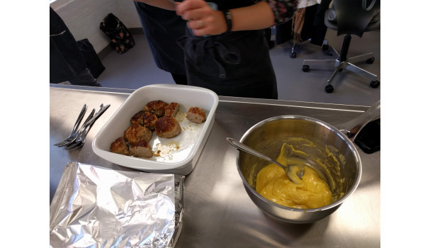 Frikadeller og hollandaisesauce. Foto: Majbritt Pless Frikadeller og hollandaisesauce. Foto: Majbritt Pless