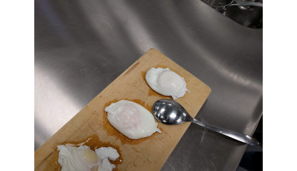 Pocherede æg. Æggehviden stivner - koagulerer - ved 62 grader, mens blommen først koagulerer ved 68 grader. Foto: Majbritt Pless
