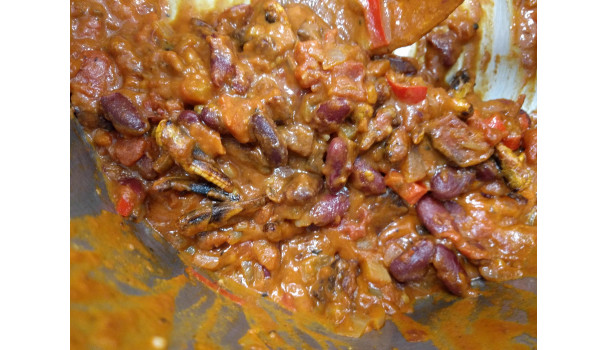Chili con fårekylling. En chiligryde lavet med chorizo og frysetørrede fårekyllinger, en slægtning til græshoppen.