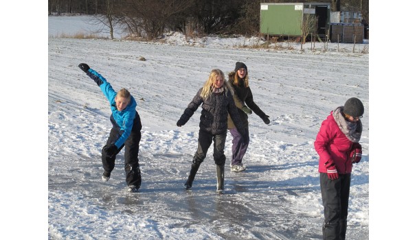 En tilfrosset sø kan bruges som glidebane. Foto: Anne Bech