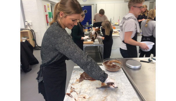 Temperering - chokoladen afkøles på en marmorplade, mens den bearbejdes for et ensartet resultat. Foto: Eva Rymann