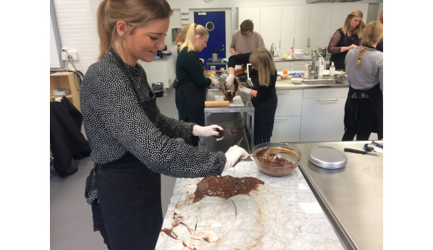 Temperering - chokoladen afkøles på en marmorplade, mens den bearbejdes for et ensartet resultat. Foto: Eva Rymann