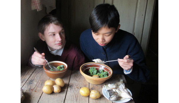 Parafrase af "Drengene holde Maaltid. Maden er endnu lidt for varm" af Michael Ancher, 1879. Foto: Anne Bech