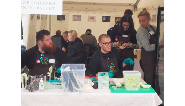 Studerende fra Københavns Universitet gør klar til testsmagning af grøntsager. Foto: Michael Bom Frøst