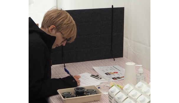 Forskning i felten. En gæst udfylder et skema i testsmagning af grøntsager. Foto: Michael Bom Frøst