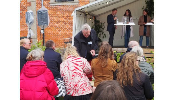 Smag for Livets leder, professor Ole G. Mouritsen, deler smagsprøver ud. Foto: Michael Bom Frøst