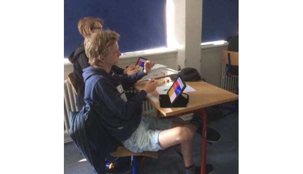 Eleverne giver deres svar i smagstesten via deres iPads. Foto: Mikael Schneider