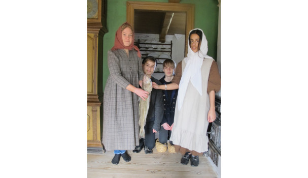 Parafrase af "Smaapiger med en Torsk" af Anna Ancher. Foto: Anne Bech
