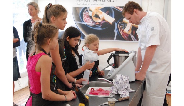 Koncentration i køkkenet. Foto: Kurt Thomsen