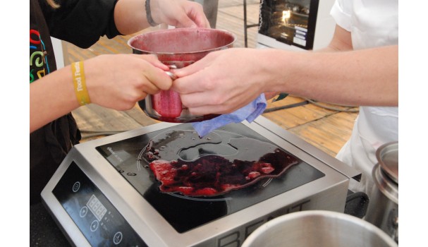 Der kan godt ske små uheld undervejs, når man skal reducere rød saft. Foto: Kurt Thomsen