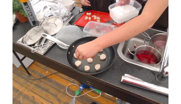 Kalvemarv i kyndige unge hænder. Foto: Kurt Thomsen