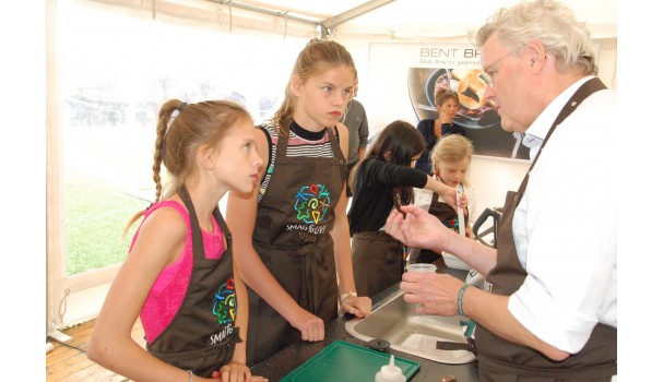 Smag for Livets centerleder, Ole G. Mouritsen, taler smag og mundfølelse med deltagerne. Foto: Kurt Thomsen