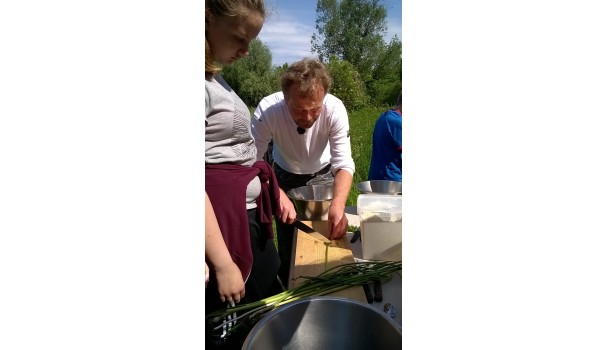 Den vilde kok - Klavs Styrbæk - og de vilde løg. Foto: Majbritt Pless Den vilde kok - Klavs Styrbæk - og de vilde løg. Foto: Majbritt Pless