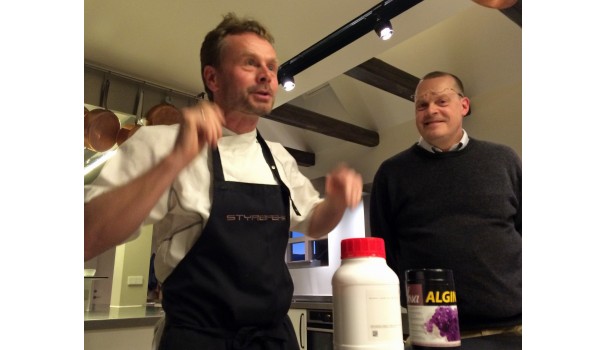 Klavs Styrbæk forklarer æblekaviar