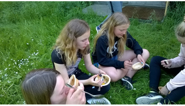 Vi spiser dagens måltid. Foto: Majbritt Pless Vi spiser dagens måltid. Foto: Majbritt Pless